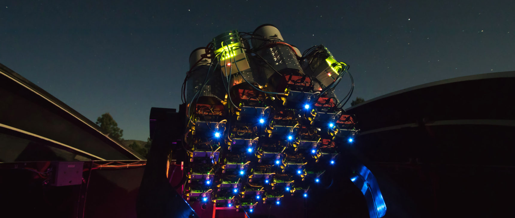 Photo of the multi-lensed Dragonfly telescope