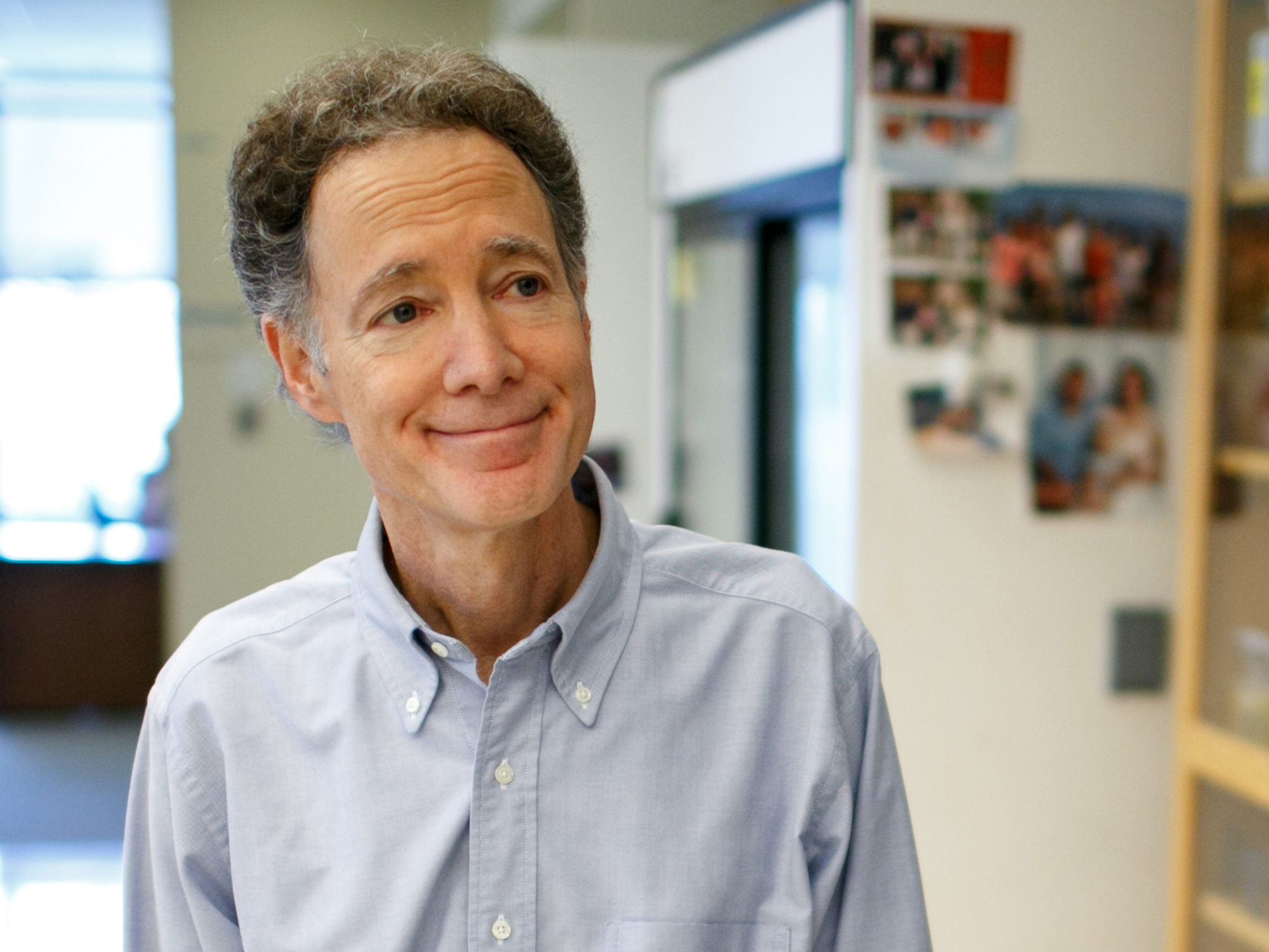 Portrait photograph of Bruce Yankner of Harvard Medical School.