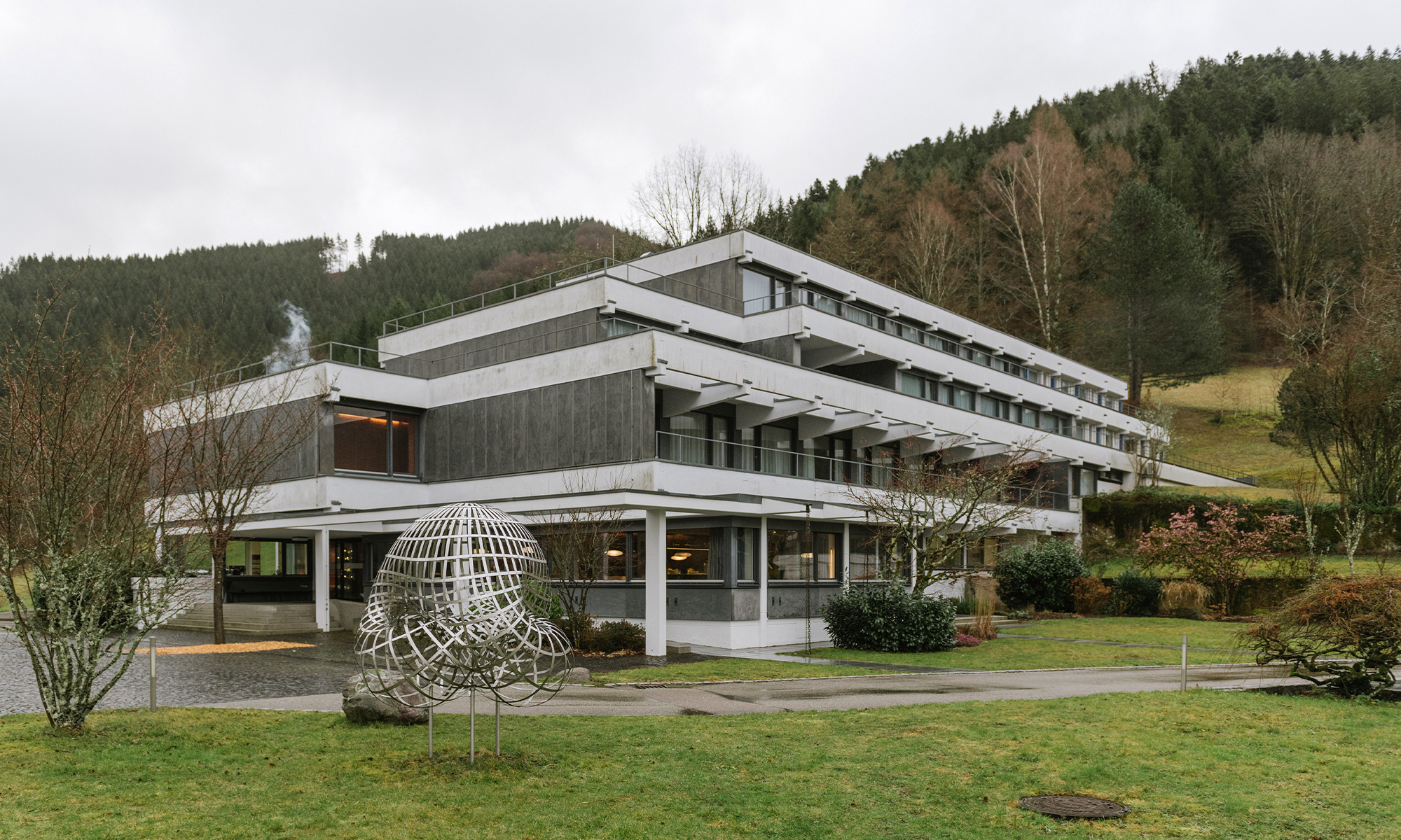 Exterior photo of the grounds of the Oberwolfach Research Institute for Mathematics in Germany