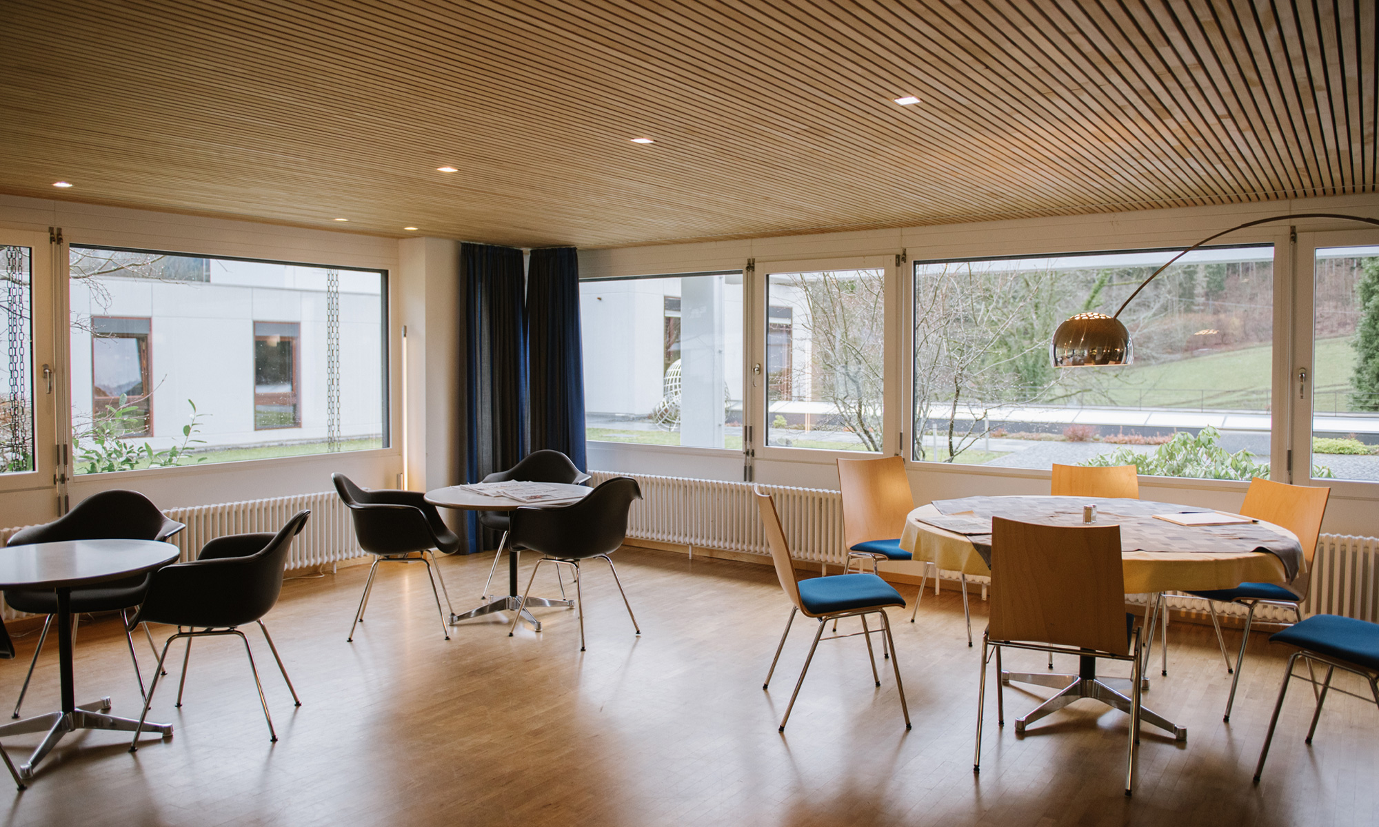 Photo of tables and chairs in a room at Oberwolfach