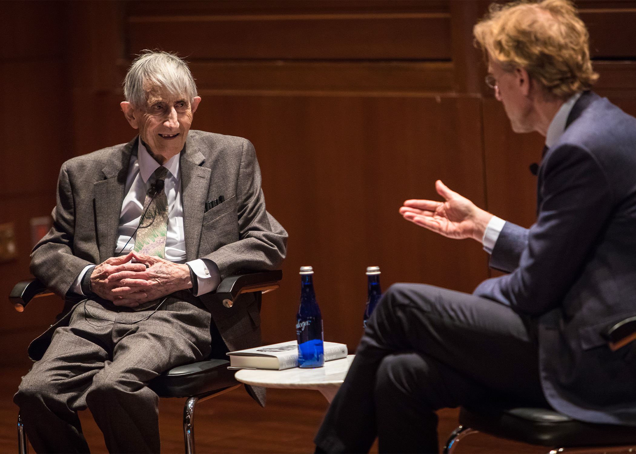 Photo of Freeman Dyson and Robbert Dijkgraaf talking on stage