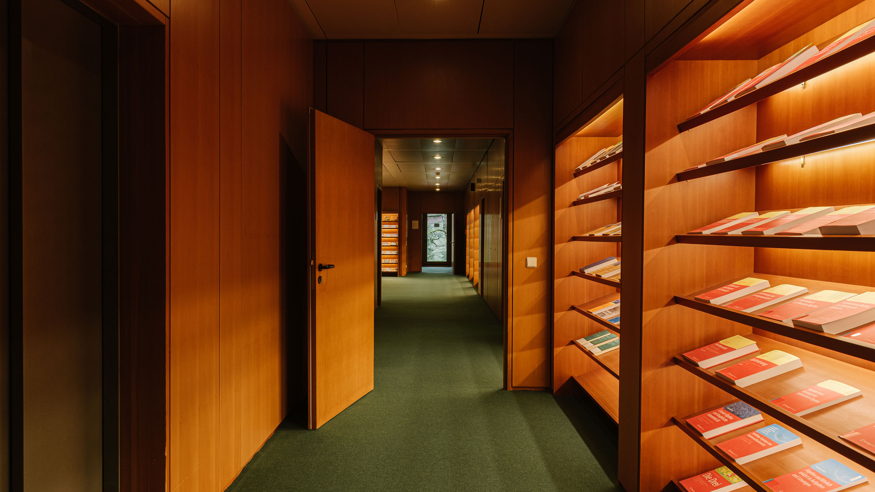 Photo of an empty wooden hallway at the Oberwolfach Research Institute for Mathematics