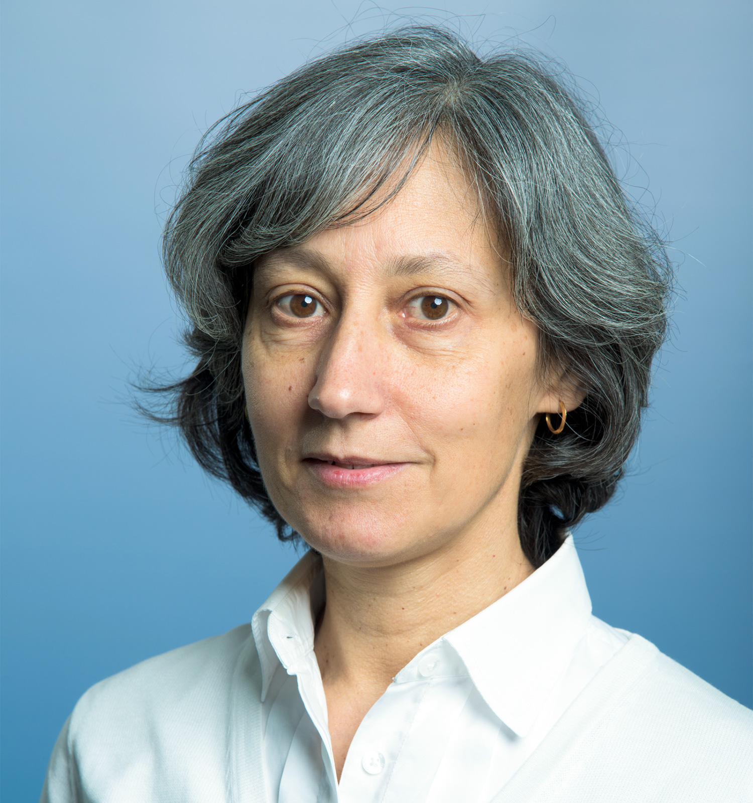 Photo of Gabriela Gomes against a blue background