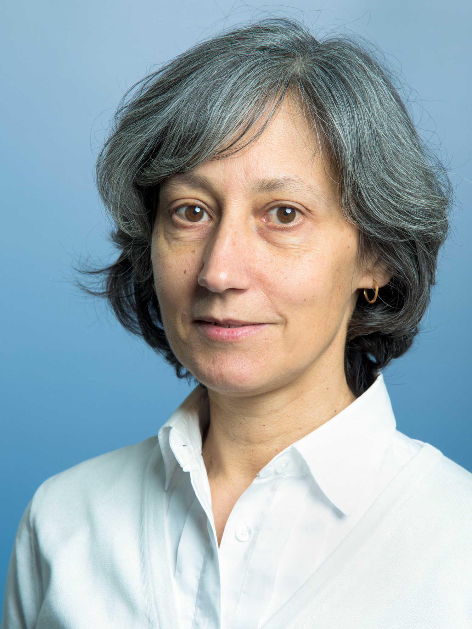 Photo of Gabriela Gomes against a blue background