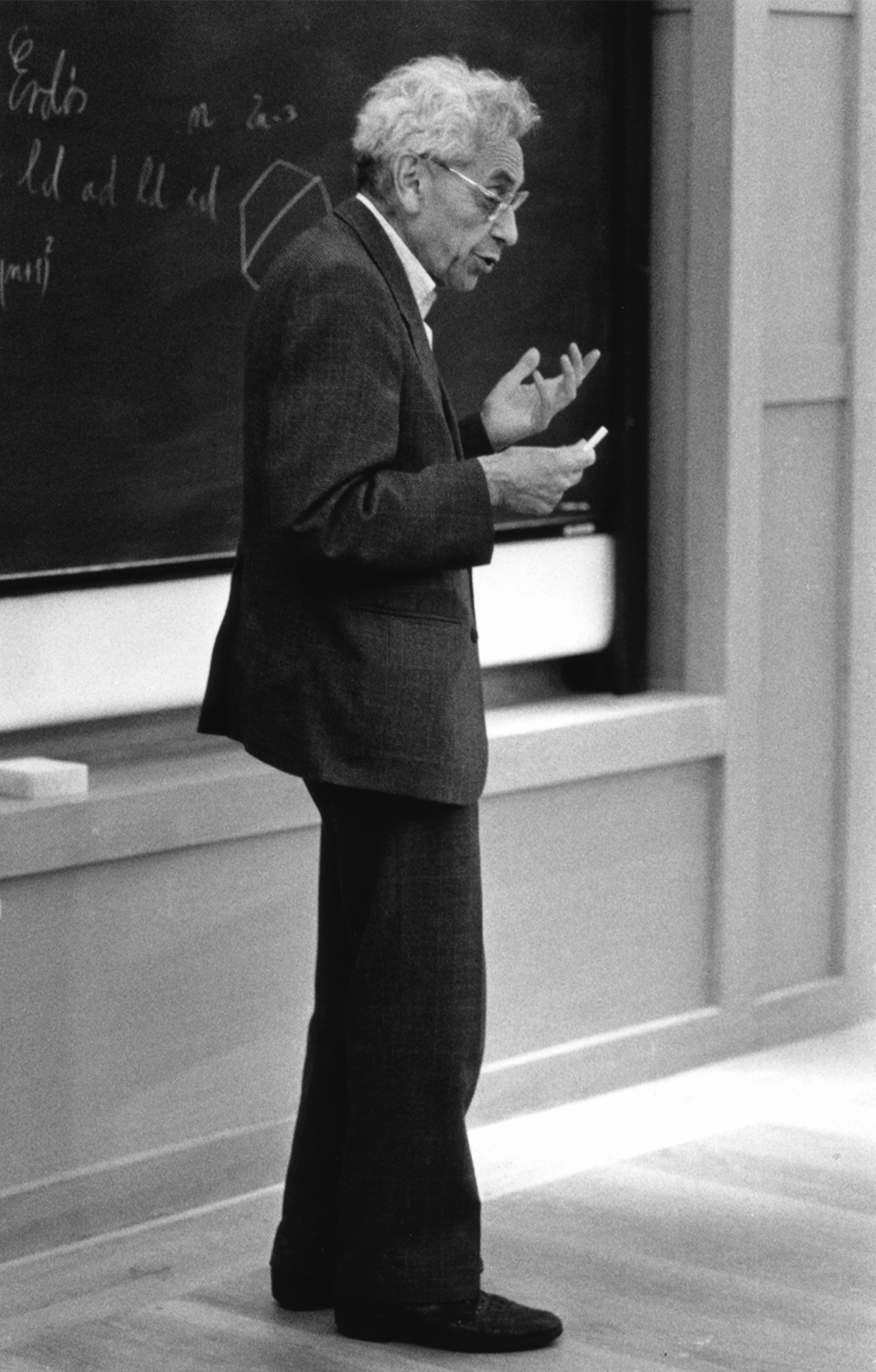 Paul Erdös delivering his “60 Years of Mathematics” lecture at the University of Cambridge in June 1991.