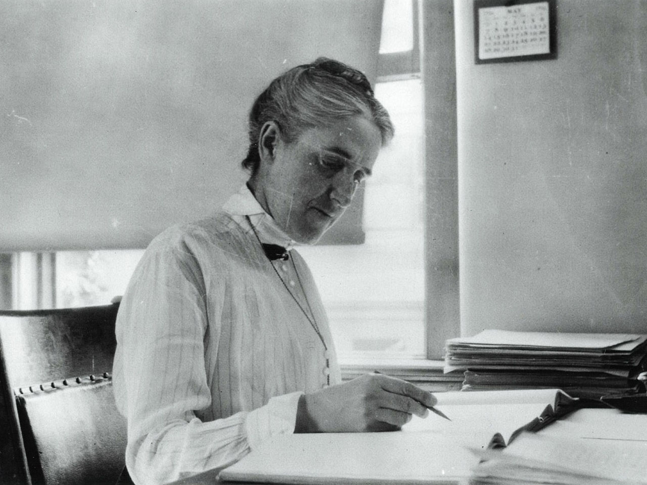 Black-and-white photo of Henrietta Swan Leavitt.