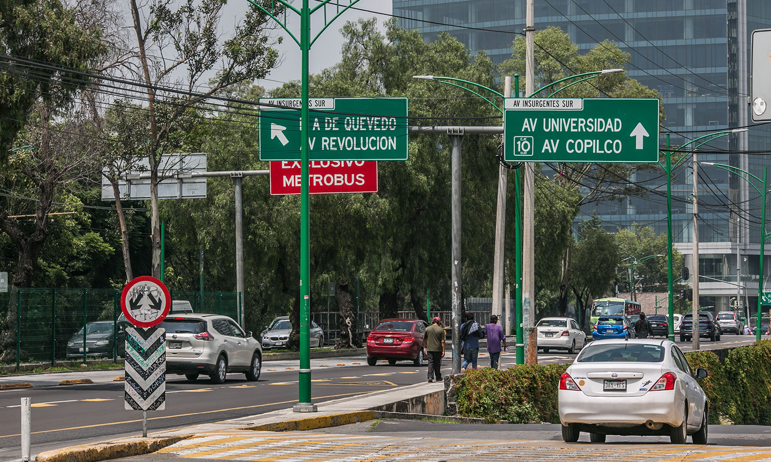 Elevated view of busy roadway in Mexico City.