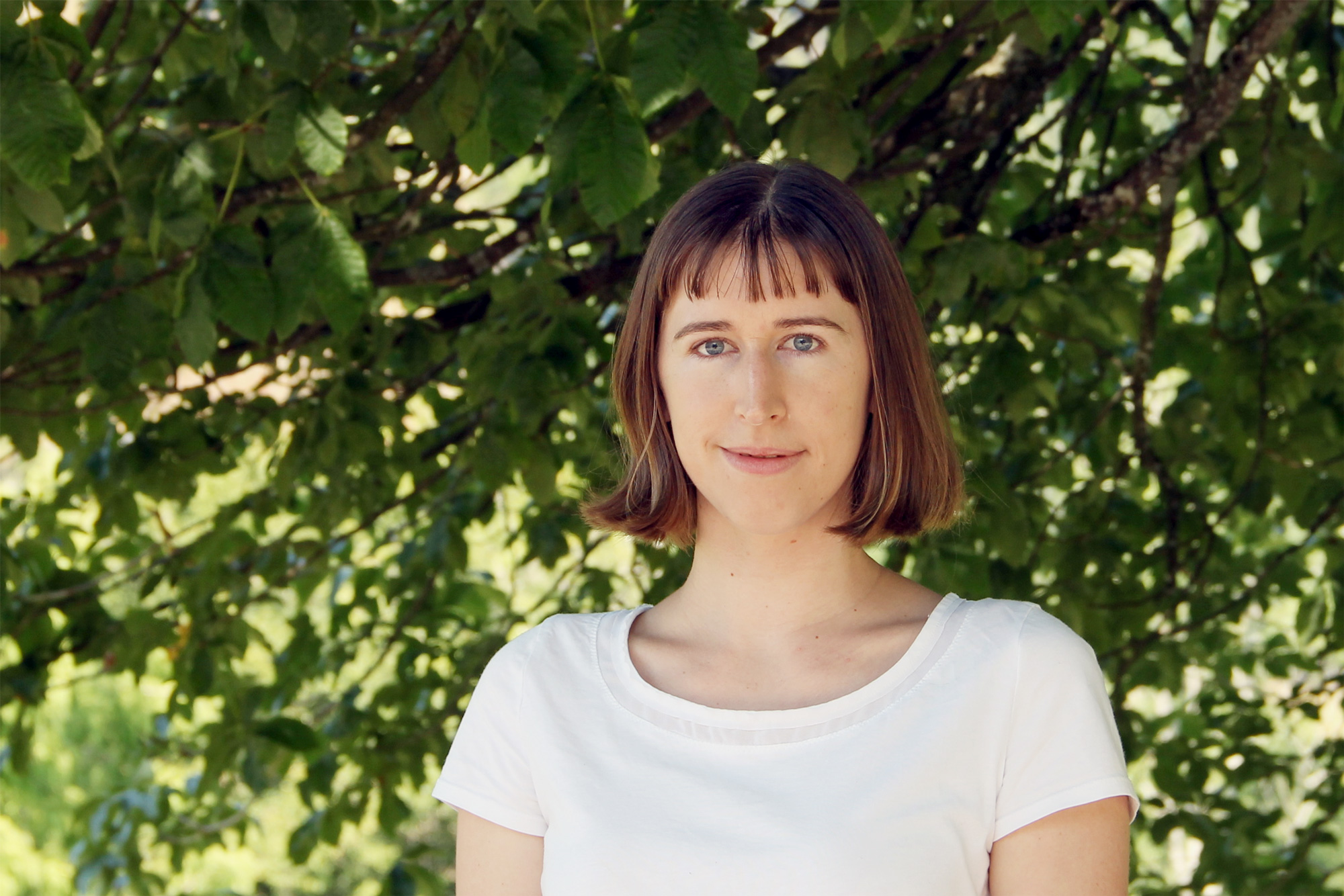 Portrait of Heather Macbeth in front of a tree