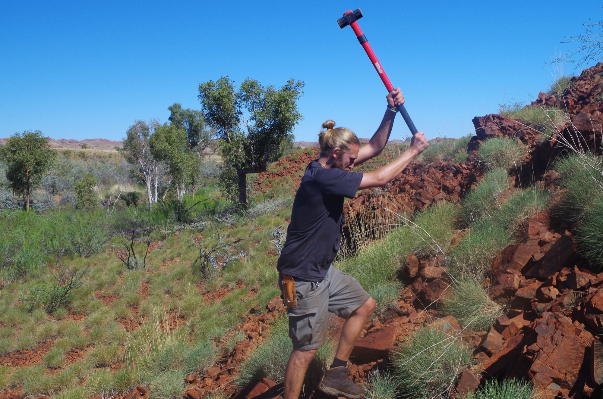 A diptych of photos of Jonas Tusch and Carsten Münker sledgehammering hilly outcrops.