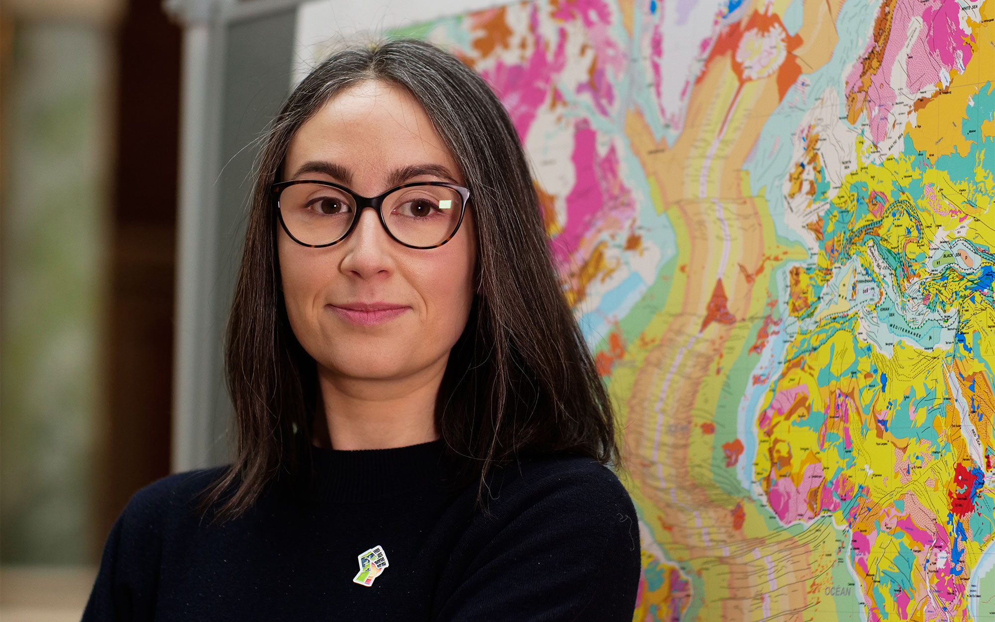 Lucía Pérez-Díaz in front of a map.