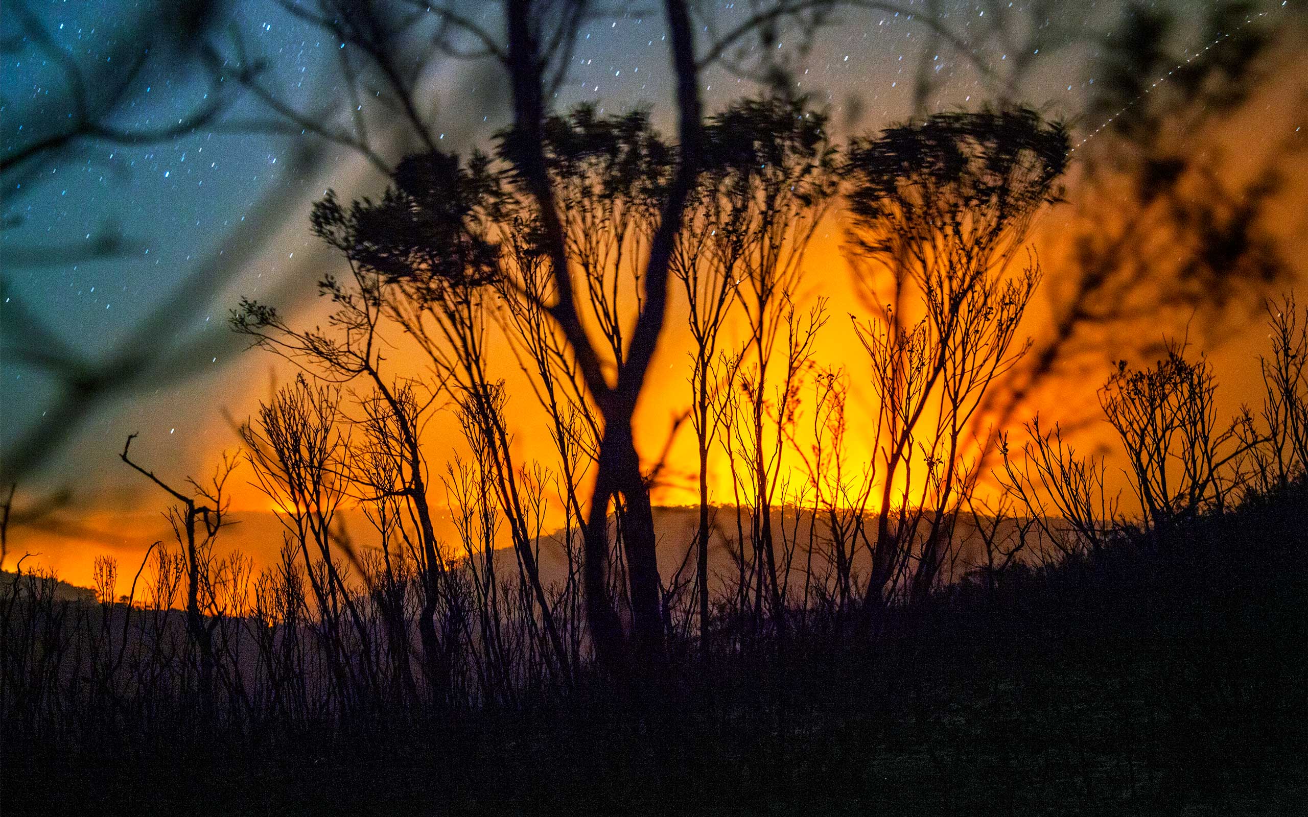 Photo showing the glow of a forest fire and bush fire in the Blue Mountains of Australia.