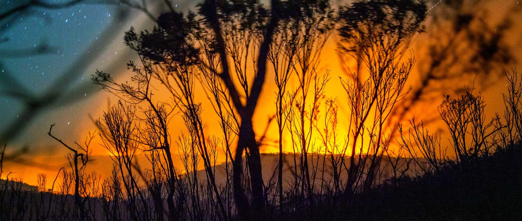 Photo showing the glow of a forest fire and bush fire in the Blue Mountains of Australia.