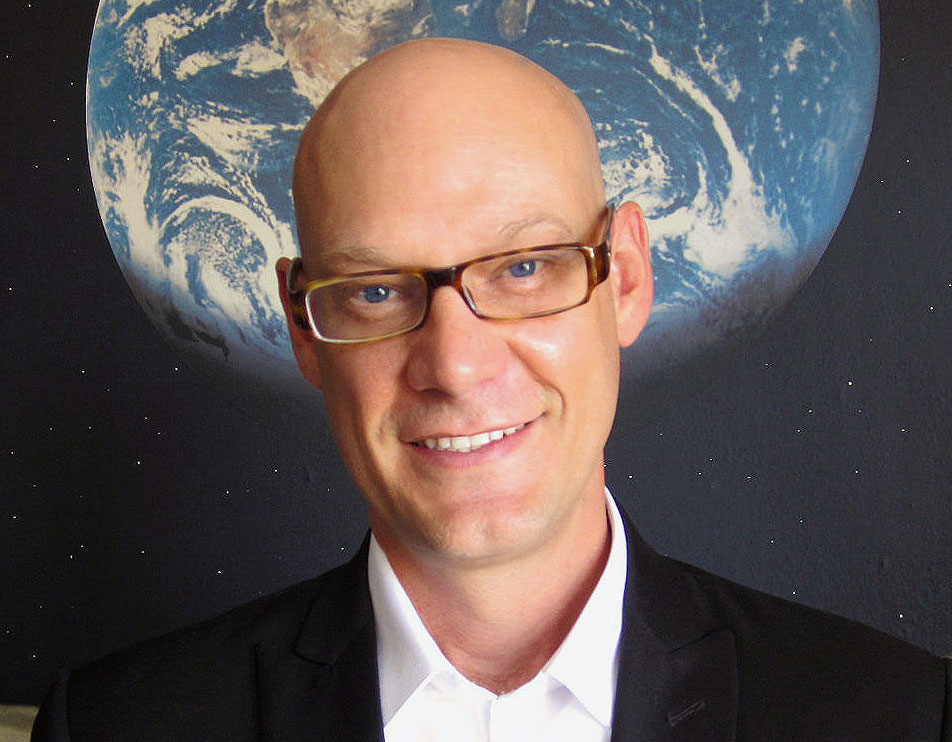 Portrait photo of neuroscience researcher Clayton Curtis of New York University.