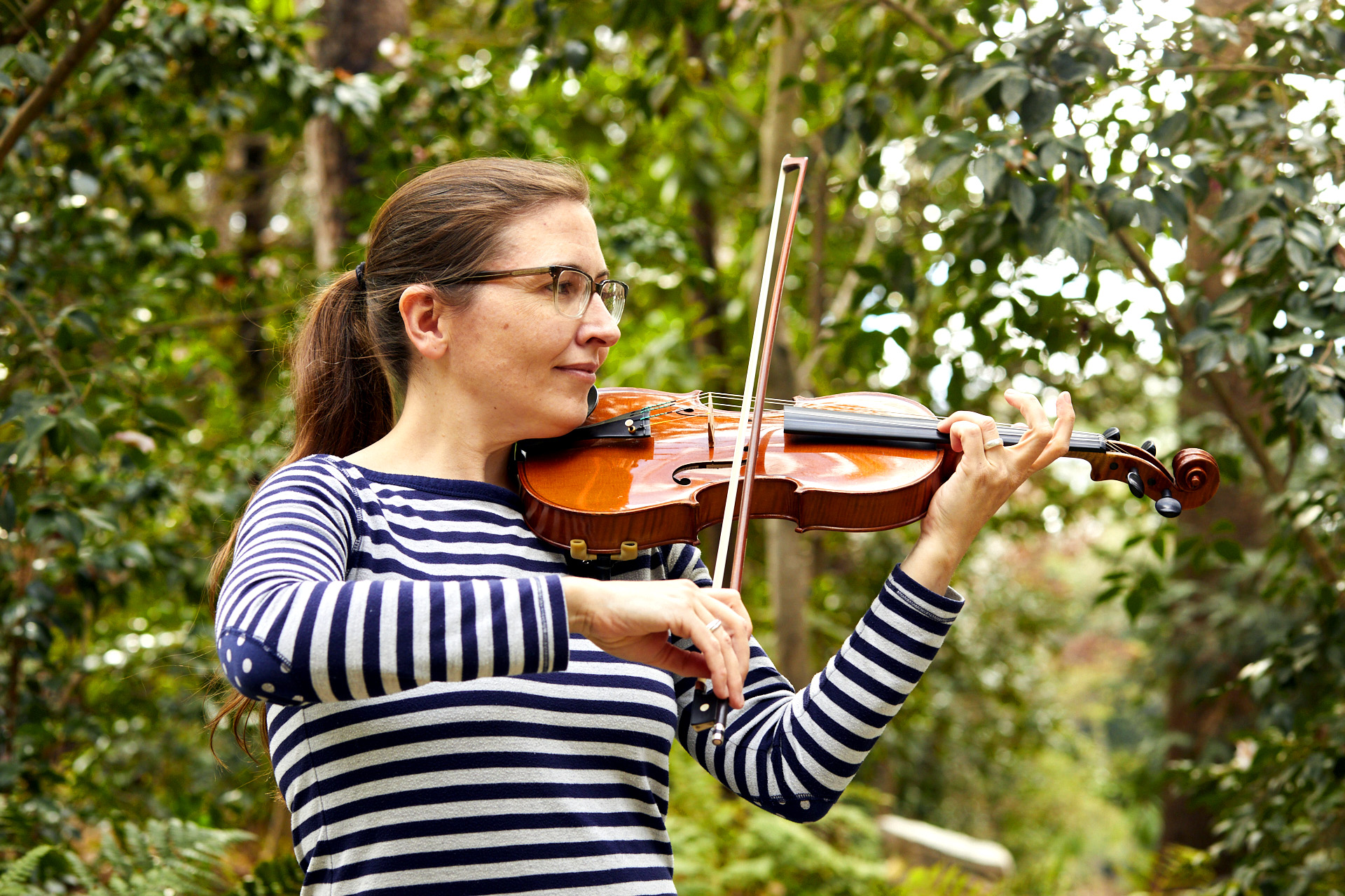 Lillian Pierce playing the violin.