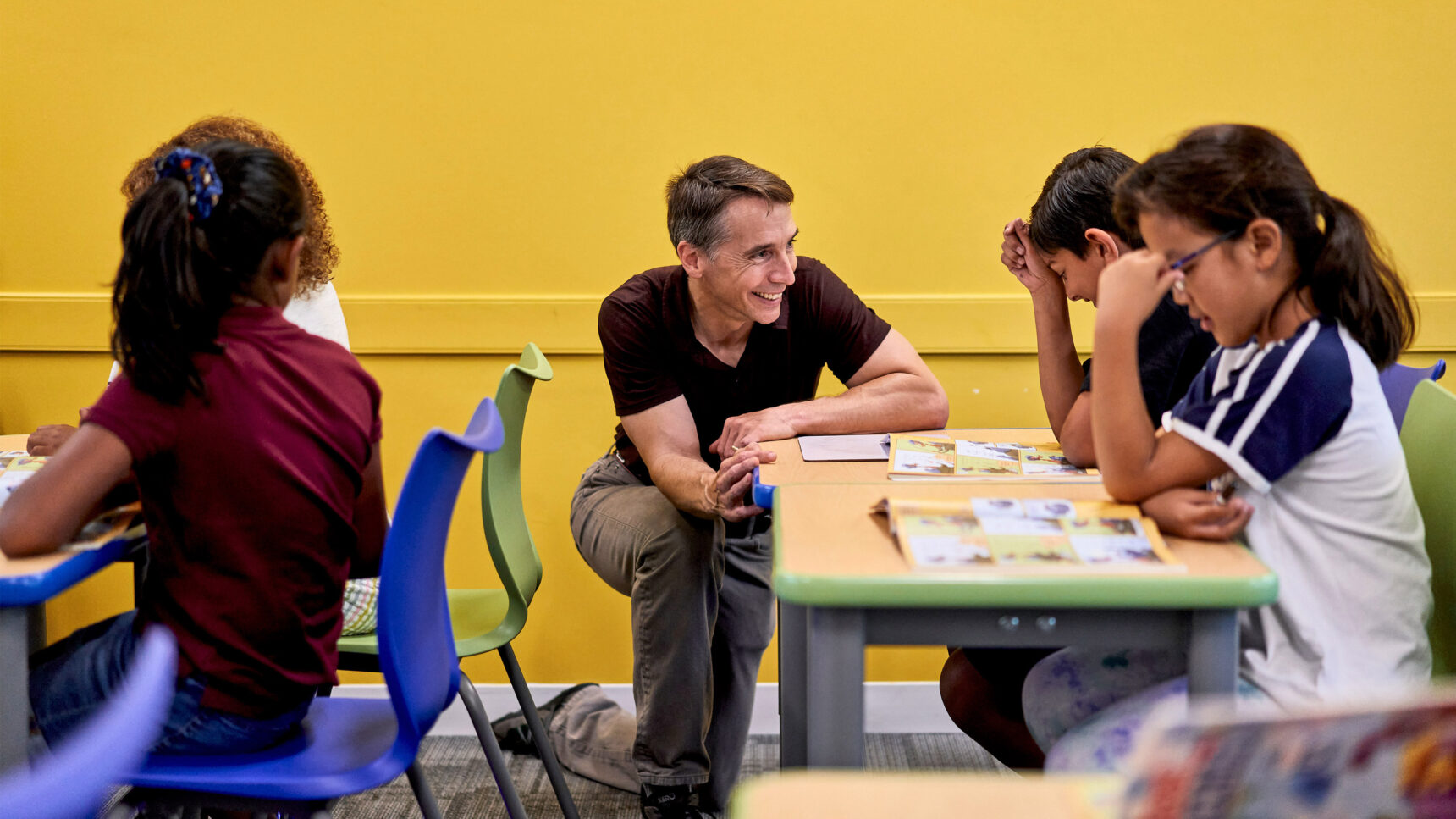 Richard Rusczyk visiting students in an Art of Problem Solving classroom.