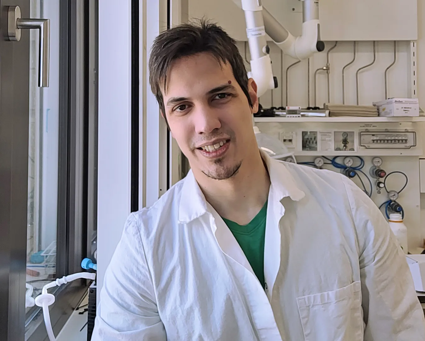 Postdoctoral fellow Thiago Rodrigues-Oliveira in his lab at the University of Vienna.