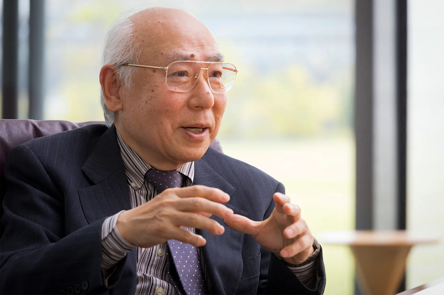 A portrait of physicist Yoshiki Kuramoto.