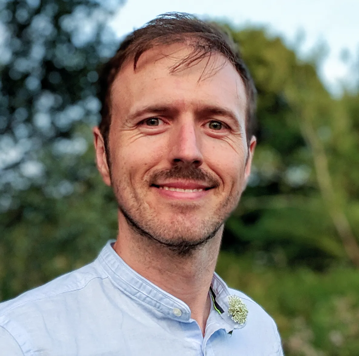 Headshot of the neuroscientist Andrew Saxe of University College London, standing outside.