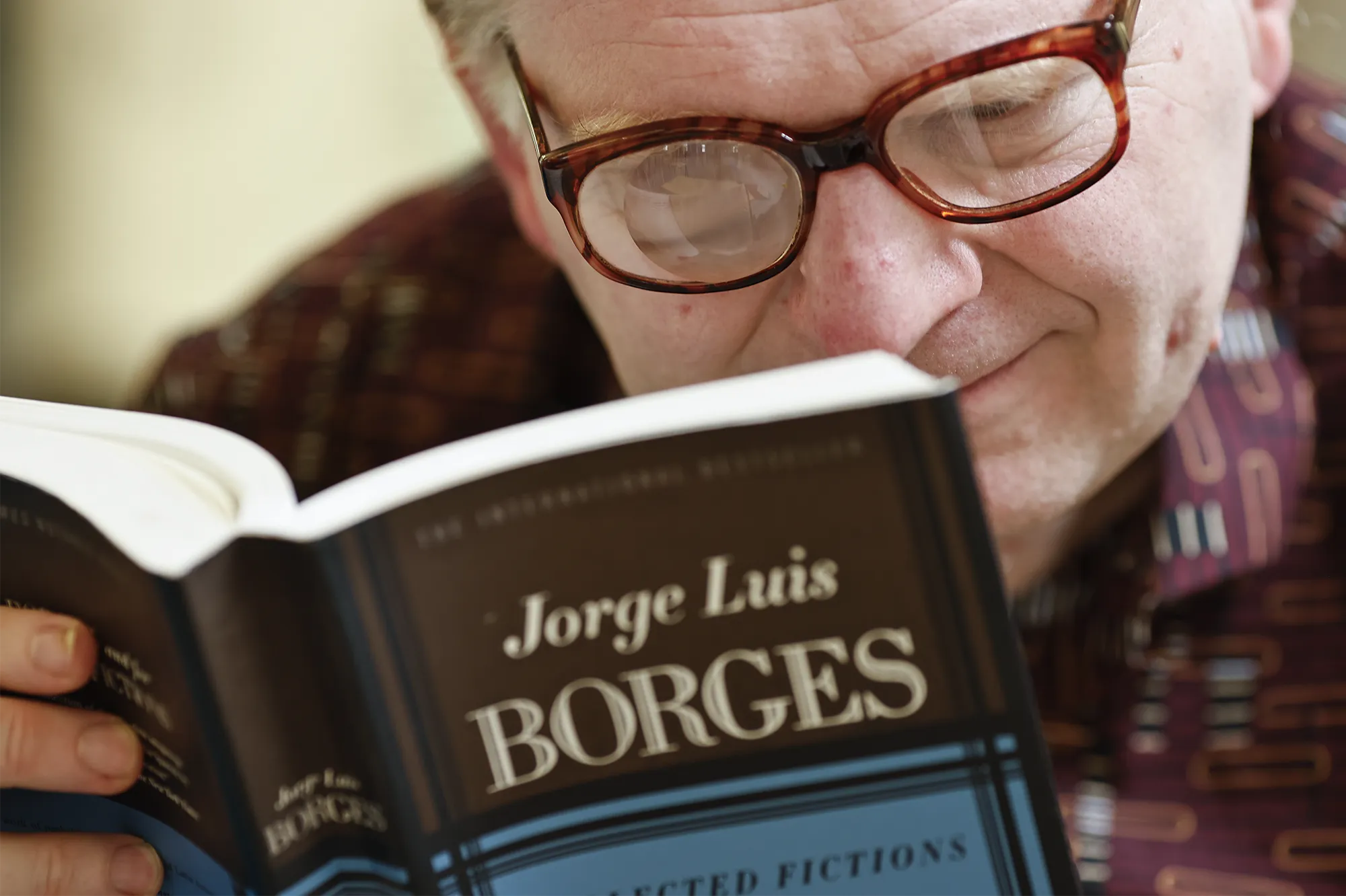 Efros reads a book by Jorge Luis Borges.