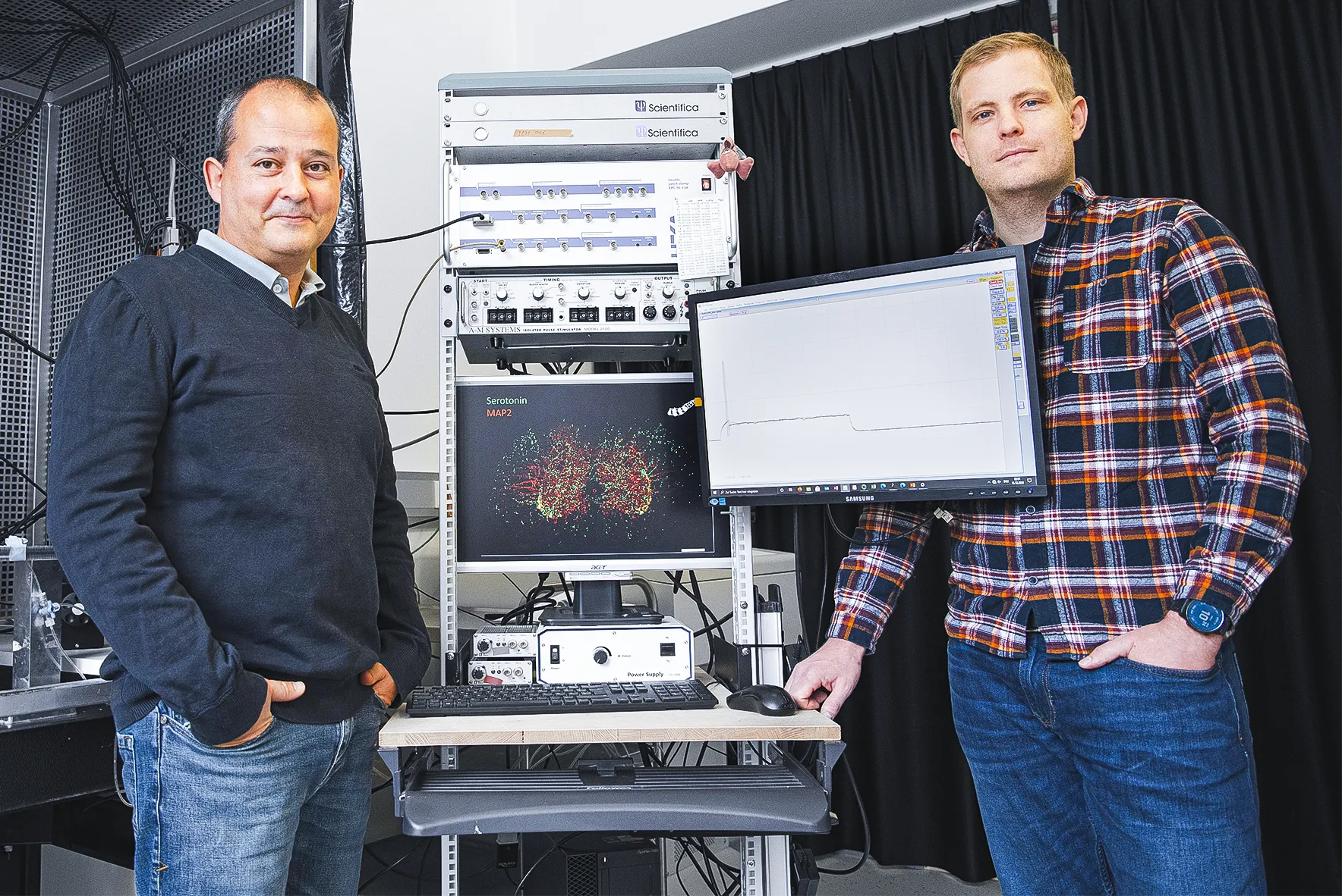 Boris Chagnaud and Maximilian Bothe stand next to scientific equipment.