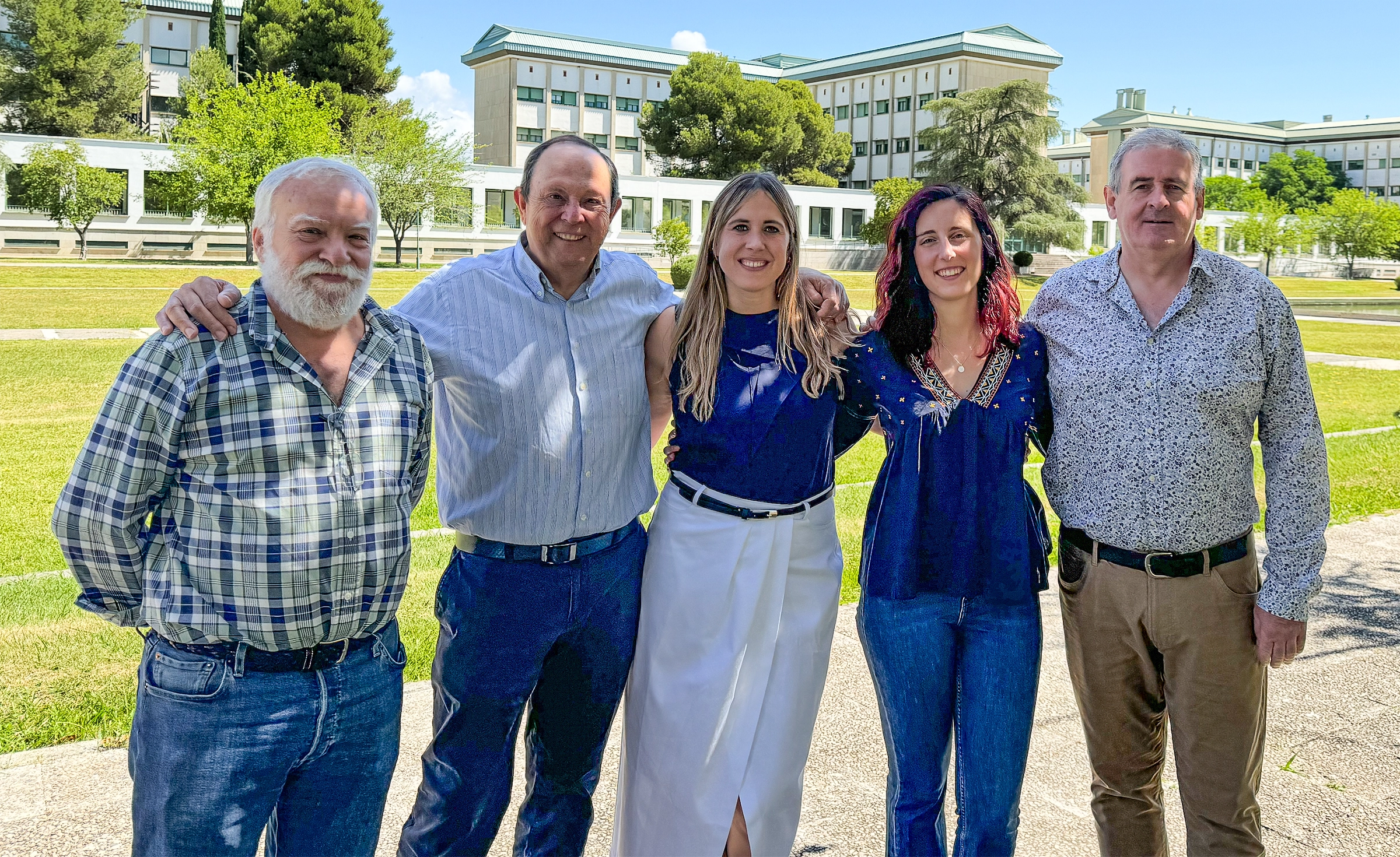 Five researchers pose on a grassy lawn at the University of Córdoba.